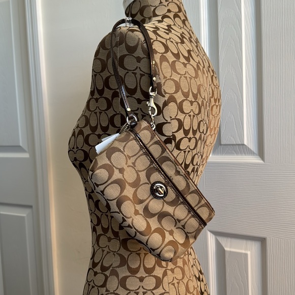 Coach Park Signature Medium Wristlet NWT - Picture 9 of 11